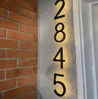 Numéros de maison en acier inoxydable rétroéclairés par des bandes LED solaires avec logo personnalisé, finition mate, étanches IP65, garantie de 2 ans, décoration multiple