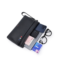 Tas Dompet Kulit PU Lembut Vintage Pria dengan Logo OEM Custom, Anti Air, Resleting, dan Tali Pergelangan Tangan untuk Penggunaan Bisnis dan Sehari-hari