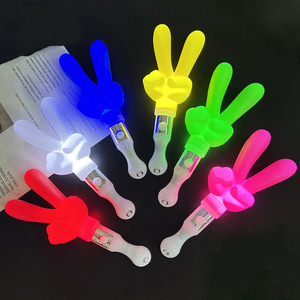 Nouvelle bâton lumineuse LED multicolore en forme de main avec geste de doigt, alimentée par piles, pour fêtes de Noël, prix d'usine, marque HOOJOKER - Product Image 4