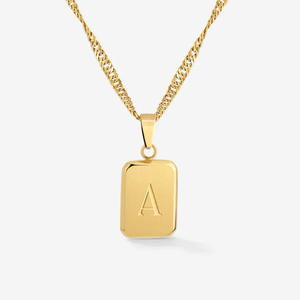 Collier avec pendentif en forme de <span class=keywords><strong>lettre</strong></span> en acier inoxydable 316L plaqué or 18 carats PVD, résistant à <span class=keywords><strong>l</strong></span>'eau et à la ternissure, fabriqué par LUCKYJIU Custom Jewelry Manufacturer - Product Image 1