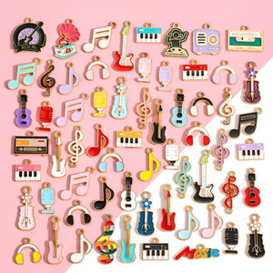 Bonito Colgante <span class=keywords><strong>de</strong></span> Aleación con Diseño <span class=keywords><strong>de</strong></span> Guitarra, Auriculares y Micrófono, con Efecto <span class=keywords><strong>de</strong></span> Goteo <span class=keywords><strong>de</strong></span> Aceite, para Joyería DIY, Collar, Pulsera, Llavero, Adorno para Bolso - Product Image 4