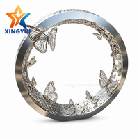 Sculpture de papillon personnalisée en acier inoxydable 304 poli miroir avec anneaux circulaires creux pour grand jardin, place publique, hôtel, art