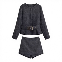 Ensemble décontracté 2 pièces en tweed pour femme avec short, ceinture, blazer élégant, col rond, manches longues, effet froissé, longueur genou, couleur unie, coupe droite, collection automne