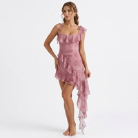 Robe mini asymétrique en mousseline rose à fines bretelles avec volants et fente haute pour soirée, club, vacances 2026 (OEM/ODM)