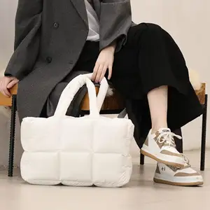 Bolsa de mano acolchada blanca suave ligera personalizada, bolsa de mano acolchada negra portátil de gran capacidad para damas