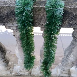 クリスマスツリー吊り下げ用の卸売モダンエコフレンドリーダークグリーンペットプラスチックリボンティンセルガーランド - Product Image 4