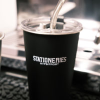 Mug à café en acier inoxydable avec couvercle, 350 ml/500 ml, tasse à café portable, tasse à bière pour le camping, avec logo personnalisé gravé au laser pour l'extérieur
