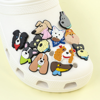 Breloques 2D en PVC pour chaussures, série chien de dessin animé, mignon chiot, décorations de chaussures, motifs patte et os, pour sandales, vente en gros