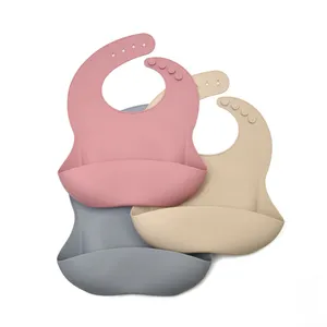 Bpa 무료 아기 실리콘 턱받이 조정 가능한 크기 방수 식품 학년 실리콘 턱받이 아기 수유 턱받이