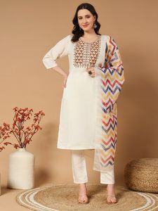 Vente en gros de vêtements pour femmes ensemble de pantalons Kurti avec belle broderie idéale tenue décontractée pour les occasions quotidiennes et spéciales - Product Image 3