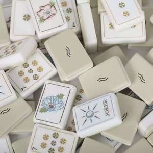 Tendance du moment : Ensemble de table de mahjong durable, résistant aux rayures, écologique, avec tuiles crème beige et motifs floraux minimalistes, portable et résistant à l'eau - Product Image 1