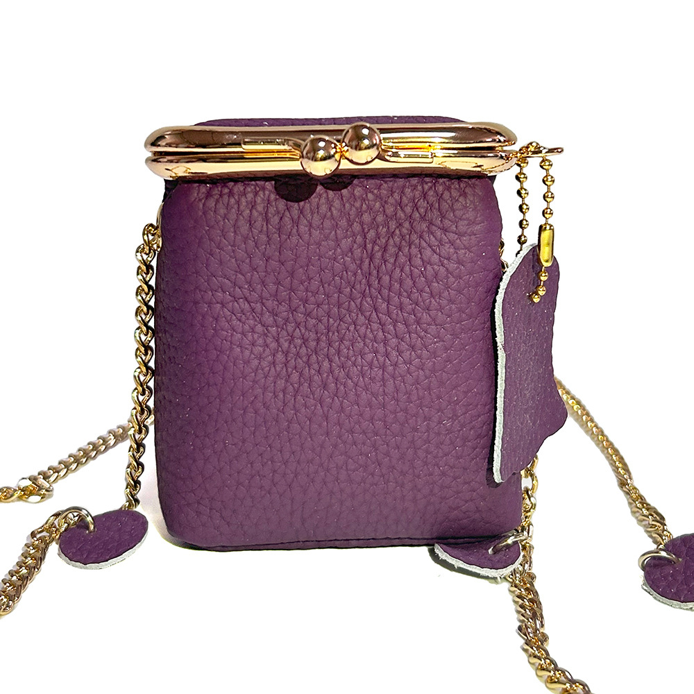 Violet avec chaîne