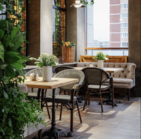 Ensemble de table et de chaises de restaurant en bois massif personnalisé, durable, de style commercial, mobilier de salle à manger moderne pour hôtels, bars et bistrots