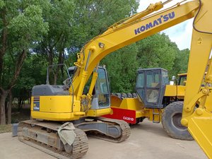 Excavatrice sur chenilles Komatsu PC128us jaune, hydraulique, d'occasion, taille moyenne, faible nombre d'heures de fonctionnement - Product Image 4