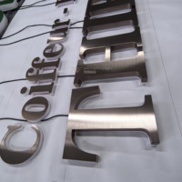 Enseigne personnalisée haut de gamme en combo, lettres solides de 20 mm d'épaisseur en acier inoxydable bronze antique, rétroéclairées par LED, pour usage intérieur, avec découpe de précision sous vide
