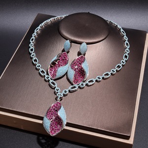 Ювелирный набор Bella Viva Luxury Wave Design с розовыми и бирюзовыми кубическими циркониями, серьги и ожерелья из меди с платиновым покрытием - Product Image 1