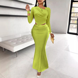 ชุดเซ็ต 2 ชิ้น เสื้อแขนยาวคอเฉียงสีพื้นเรียบหรูและเซ็กซี่สำหรับผู้หญิง พร้อมกระโปรงทรงหางปลาแต่งระบาย แฟชั่น - Product Image 2