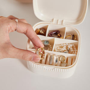 Caja protectora de almacenamiento de joyas-Elegante organizador de plástico transparente y a prueba de polvo para todos los accesorios - Product Image 6