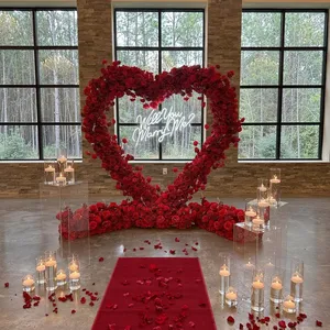 عرض ديكور خطوبة ورود حمراء اللون تُحف كقطعة مركزية على شكل قلب قوس زهور لديكور حفلات الزفاف أنواع مختلفة قابلة للتخصيص