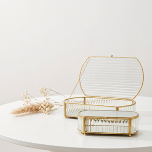 Boîte de rangement et organisateur de bijoux en verre côtelé avec cadre en laiton, style moderne et luxueux, pour fabricants - Product Image 1