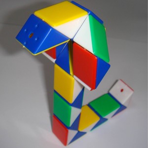 Regla Mágica JY-6066A de 24 Segmentos, Juguete de Serpiente Mágica de Material PS para Niños, Múltiples Colores - Product Image 1