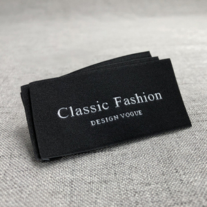 Étiquette de col personnalisée en damassé avec design noir et blanc pour les marques de streetwear unisexes - Product Image 3