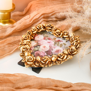 <span class=keywords><strong>Cadre</strong></span> photo vertical autoportant romantique en résine dorée sculptée style européen, en forme de cœur, imprimé en sérigraphie 1 couleur - Product Image 5