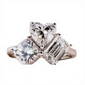 Anillo de Compromiso de Oro de 14k con Tres Piedras de Diamante Cultivado en Laboratorio con Corte Esmeralda, Claridad VVS2, Certificado IGI - Product Image 2