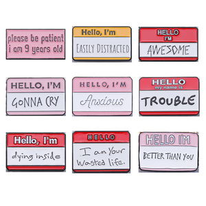 สวัสดีฉันน่ากลัวหมุดเคลือบที่กำหนดเองชื่อของฉันคือปัญหาดีกว่าคุณเข็มกลัดปกป้ายตลกกล่องโต้ตอบเครื่องประดับสโลแกน - Product Image 3