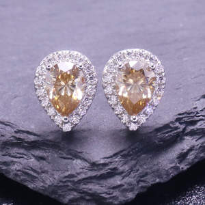 Pendientes de Silicona con Diseño de Pera de 1 Quilate, Chapados en Oro y Plata, con Acabado Brillante Amarillo - Product Image 2