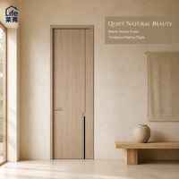 Porte intérieure moderne en bois grainé, ligne décorative verticale, résistante à l'humidité, insonorisante, pour hôtel et appartement