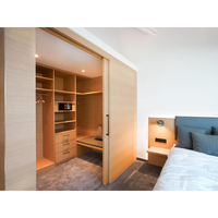 Puertas correderas de madera maciza de diseño moderno, paneles de listón de partición de madera Interior de nuevo lanzamiento para apertura Manual de dormitorio