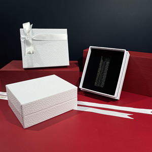 Túi giấy đựng quà mua sắm có tay cầm, in logo nổi, chất liệu giấy nghệ thuật màu đỏ, thiết kế thời trang thân thiện với môi trường - Product Image 2