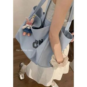 Sac fourre-tout personnalisé pour femme en toile imprimée avec motif lettres tendance, idéal pour ordinateur portable et usage extérieur - Product Image 1