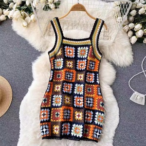 Abito da donna multicolore all'uncinetto con motivo Granny Square, senza maniche, scollo quadrato, stile boho, mini abito. - Product Image 4
