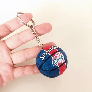 Venta al por mayor 3D equipo de baloncesto llavero personalizado fanáticos de los <span class=keywords><strong>deportes</strong></span> recuerdo regalos promocionales Mini baloncesto modelo llaveros - Product Image 5