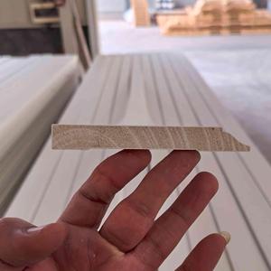 Moulure en bois apprêté FJ Moulure en pin 620 9/16in. X 4 1/4in. X 12ft. Garniture de plinthe - Product Image 1