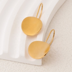 ต่างหูห่วงทรงระฆังชุบทอง 18K ทำจากสแตนเลสสตีล ไม่หมอง สำหรับผู้หญิง ดีไซน์เก๋ โดดเด่น ยาว ห้อยระย้า เหมาะเป็นของขวัญ - Product Image 4