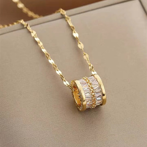 Collar con colgante geométrico dorado con micro circonitas y cadena para la clavícula, ideal para fiestas y como joya de moda. - Product Image 1