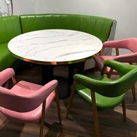 Ensemble de meubles de restaurant commercial moderne |   Table ronde en pierre frittée et ensemble de banquettes et chaises rembourrées vert-rose