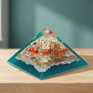 Pyramide d'orgone sculptée de style bouddhiste pour la décoration intérieure, avec forme triangulaire, artisanat sculpté du Gujarat - Product Image 3