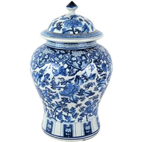 Une usine chinoise de grande taille propose des pots de temple et de gingembre en porcelaine bleus et blancs peints à la main avec des motifs de poissons et de fleurs