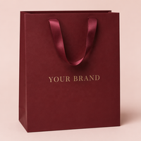Sac cadeau de luxe bordeaux en papier avec logo personnalisé doré, poignées en ruban de satin, matériaux recyclés pour soins de la peau, mascara, parfum