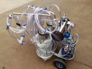 最高酪農農機具小モバイル自動ポータブルミニヤギ羊搾乳機と価格 - Product Image 3