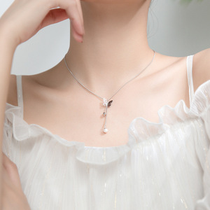 Collier papillon en argent S925 version coréenne pour femmes avec pompon long plaqué rhodium perle synthétique D6213 - Product Image 1