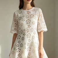 Tissu en polyester sergé brodé de dentelle florale ajourée découpée au laser pour vêtements et robes