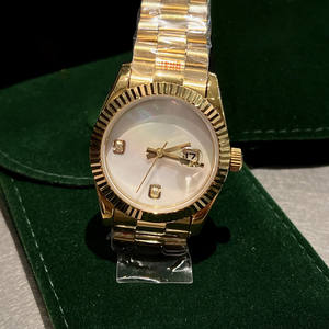 Reloj clásico en tono dorado para mujer y hombre, bisel estriado, esfera con efecto rayos de sol, ventana con fecha - Product Image 3