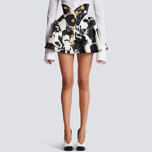 Conjunto de 2 Piezas de <span class=keywords><strong>Falda</strong></span> Mini <span class=keywords><strong>con</strong></span> Estampado Floral y Blusa <span class=keywords><strong>Blanca</strong></span> <span class=keywords><strong>con</strong></span> Botones de Flores Exquisitos, Diseño Europeo para Mujer - Product Image 1