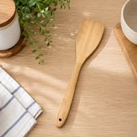 Spatule de cuisine en bambou 37,5 cm – Ustensile pour chef à domicile, restaurant, cuisine – Sûr pour les surfaces antiadhésives – Spatule plate en bois avec trou de suspension