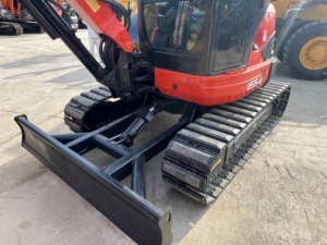 Mini-pelleuse Kubota U55-4 d'occasion en promotion avec chenilles en caoutchouc remplaçables, brise-roche hydraulique en option et faible consommation de carburant. - Product Image 5